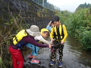 川の水をためて