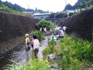 最後は川遊び