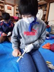木を削る