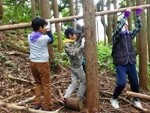 運んで