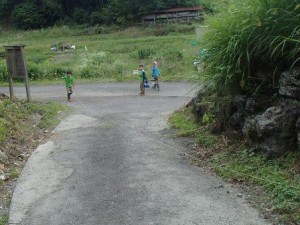 ④あれれ２年生糸で遊び始めちゃった