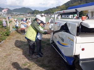 【報告／わんぱく里山11月】脱穀に挑戦！サツマイモの収穫と焼き芋作り